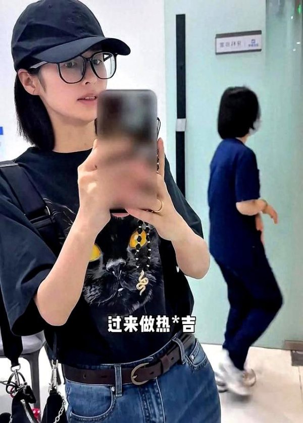 颖儿共享医好意思领域！付辛博妻子变小v脸，素颜看起来不似37岁
