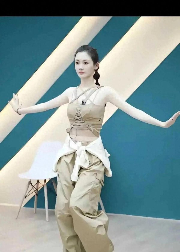 怪不得郑凯说，第一眼就可爱她，这小姐真知道啊