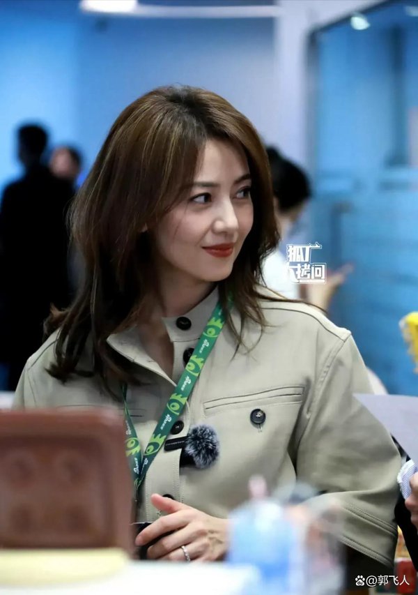 高圆圆，一折腰春深似海，怼脸依旧女神范儿，远望还是好意思如画！