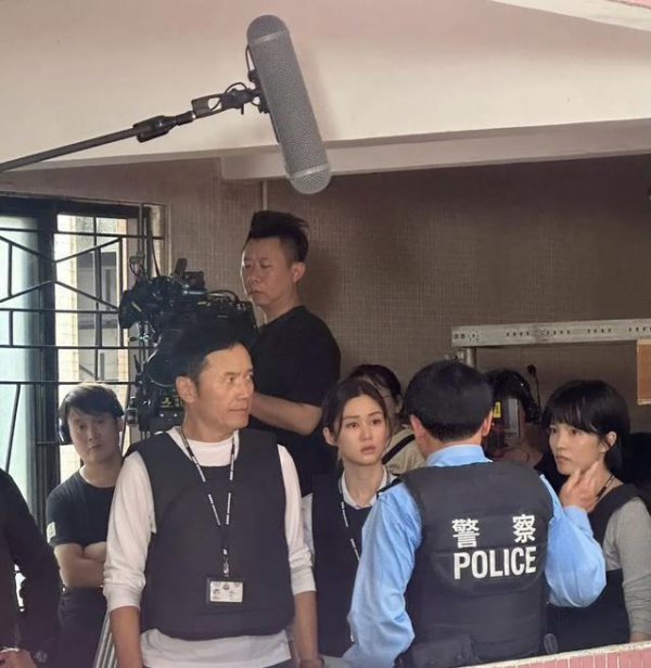 岑丽香重返舞台，芳华躯壳惊艳网友，既拼劳动又护家庭