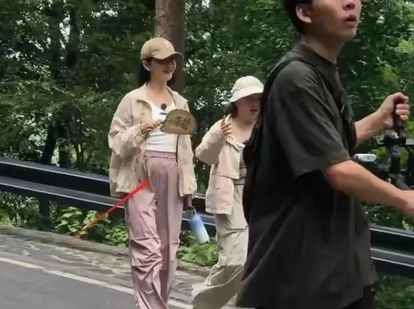 谢娜登山露肚腩，素颜撼动文娱圈，44岁果然之好意思引共识